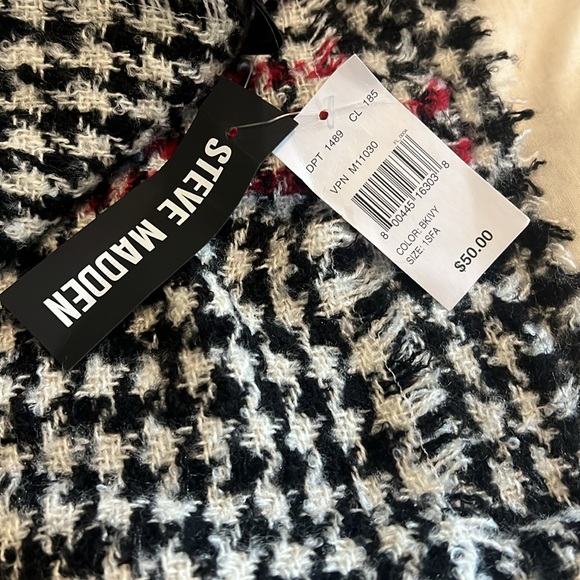 Steve Madden Plaid black, white, red wool scarf NWT - Picture 2 of 8